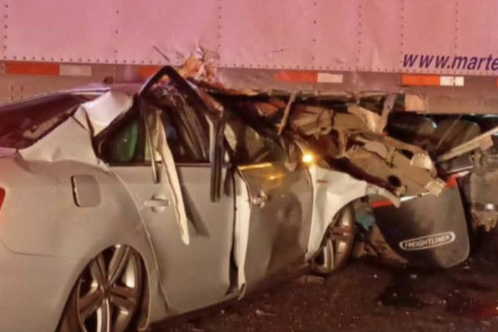 Auto choca contra caja de tráiler en la Morelia-Pátzcuaro; hay dos muertos