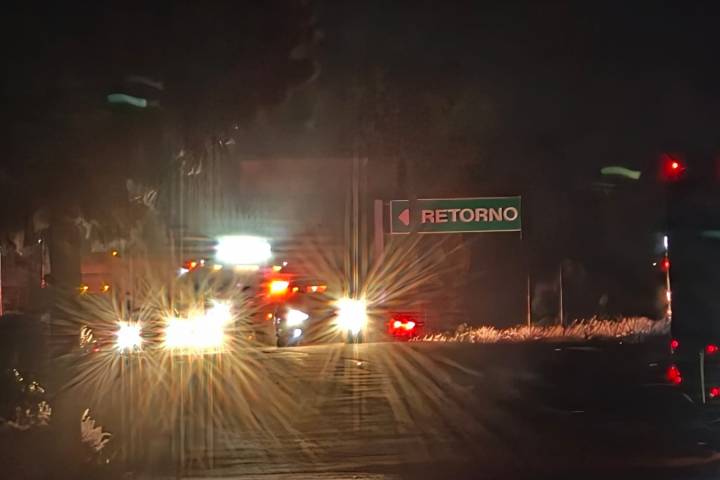 Pipa se incendia tras choque contra tractocamión, en la Siglo XXI