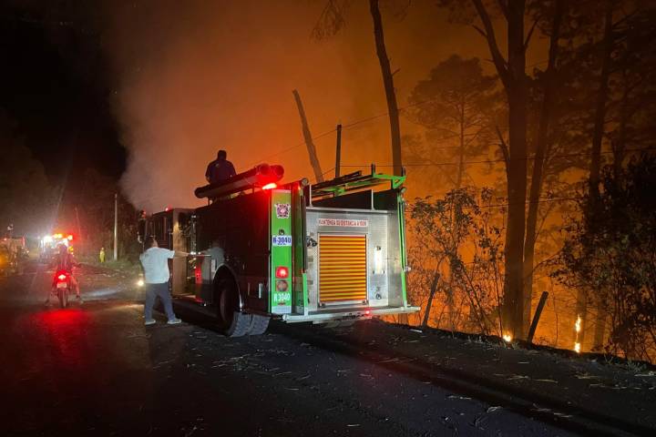 Brigadista muere calcinado al desbarrancar e incendiarse su auto, en la carretera "libre" Uruapan - Lombardía