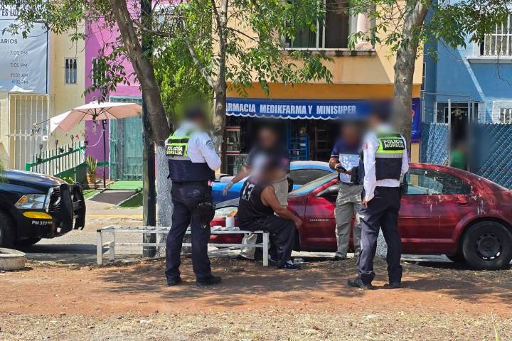 Paramédicos de Rescate y Policía Morelia auxilian a un herido en riña