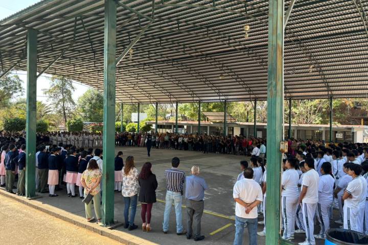 Carlos Torres Piña fortalece acciones de prevención con ponencia sobre uso seguro de redes sociales en Uruapan