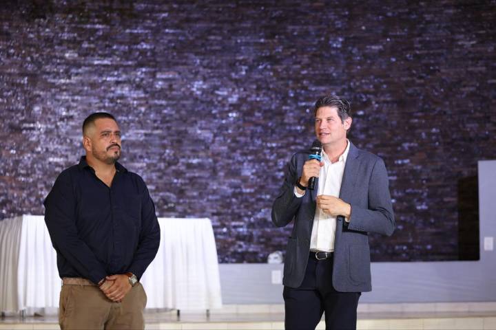 Alfonso Martínez Alcázar felicita a madres trabajadoras del Sindicato de Limpia y del Ooapas