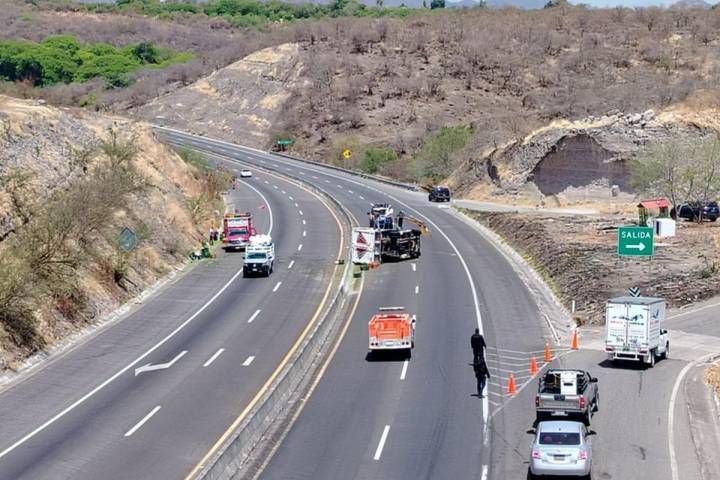 Vuelca camioneta cargada de limón en Parácuaro; no hubo lesionados