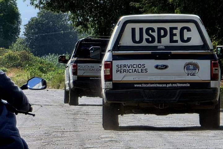 Localizan cadáver  desmembrado y esposado en carretera de Apatzingán