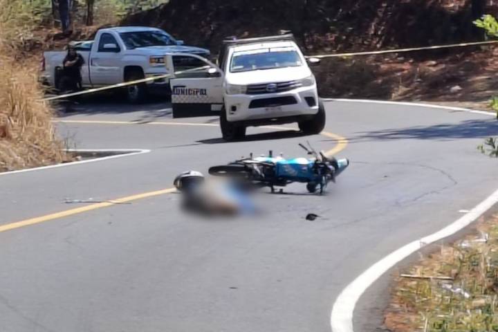 Hombre fallece al derrapar su moto en la carretera Peribán - Buenavista