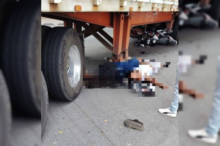 Pareja grave tras chocar su moto contra un tráiler, en el Libramiento de Uruapan