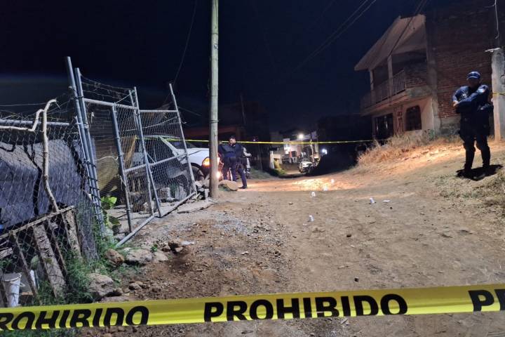 Hombre es atacado a balazos por fuera de su casa, en Villas del Sol Uruapan