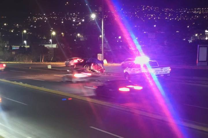 Camioneta se accidenta en camellón divisorio del Libramiento Norte de Morelia