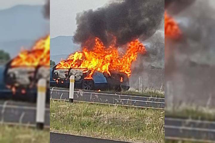 Incendio de auto moviliza a los bomberos en la México-Guadalajara