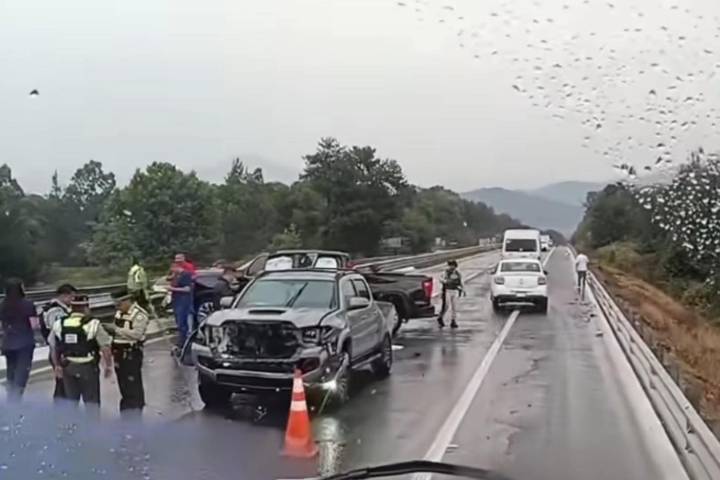 Se registra choque entre dos camionetas en la Siglo XXI