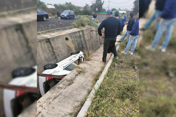 Taxi cae a canal pluvial en Metrópolis II, Tarímbaro
