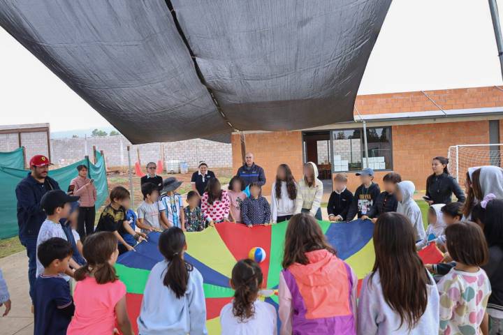 Adolfo Torres lleva "Guardianes del Agua" al Colegio Misión Montessori