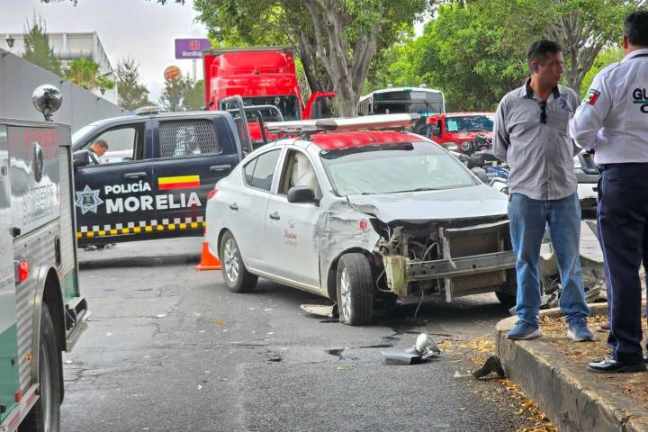 Se registra choque entre taxi y combi en Calzada La Huerta; hay 4 heridos