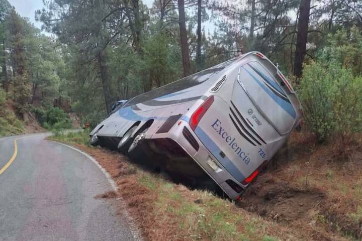 Vuelca autobús de pasajeros en la carretera Zinapécuaro - Ciudad Hidalgo