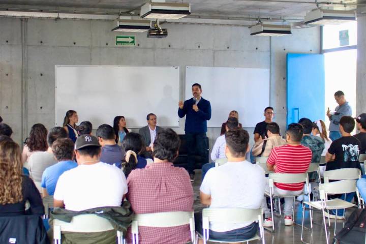 Yankel Benítez sostiene diálogo con jóvenes universitarios