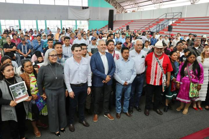 Bedolla inicia en Zitácuaro con entrega de cemento para rescatar el riego del campo