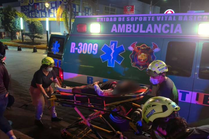 Adolescente herida al chocar su moto contra la glorieta 5 de Mayo
