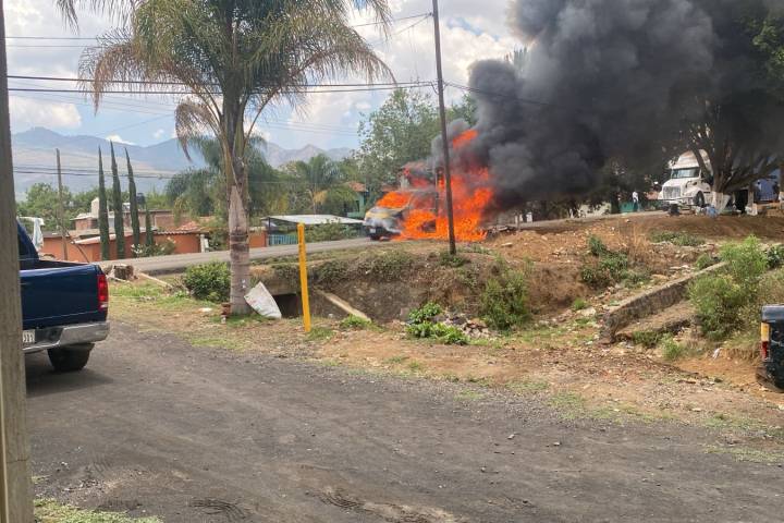 Comuneros de Acachuén radicalizan sus protestas, queman vehículos y vandalizan la presidencia municipal; exigen atención inmediata