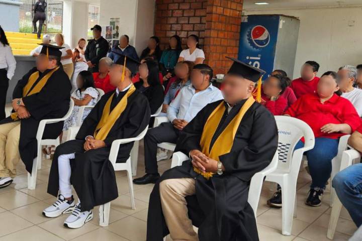 Sistema Penitenciario entrega cartas de pasante a 10 internos egresados de licenciatura