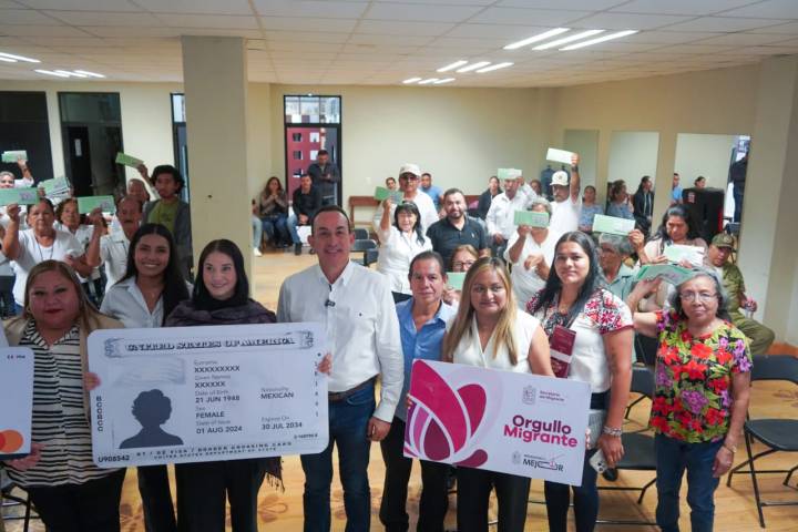 Familias migrantes reciben visas y tarjetas de apoyo en Nuevo Parangaricutiro