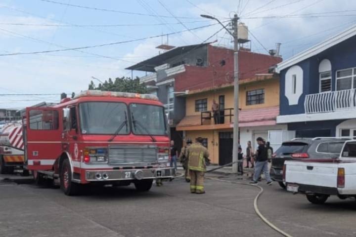 Se registra incendio de vivienda en la colonia Revolución, en Uruapan