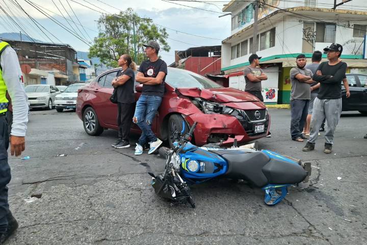 Jovencita lesionada en choque de moto y auto, en la colonia El Jazmín de Uruapan