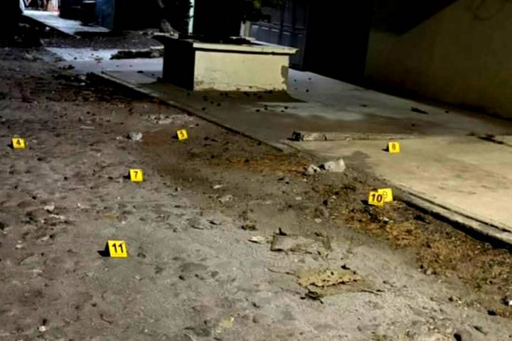 Con armas largas rafaguean auto en Apatzingán