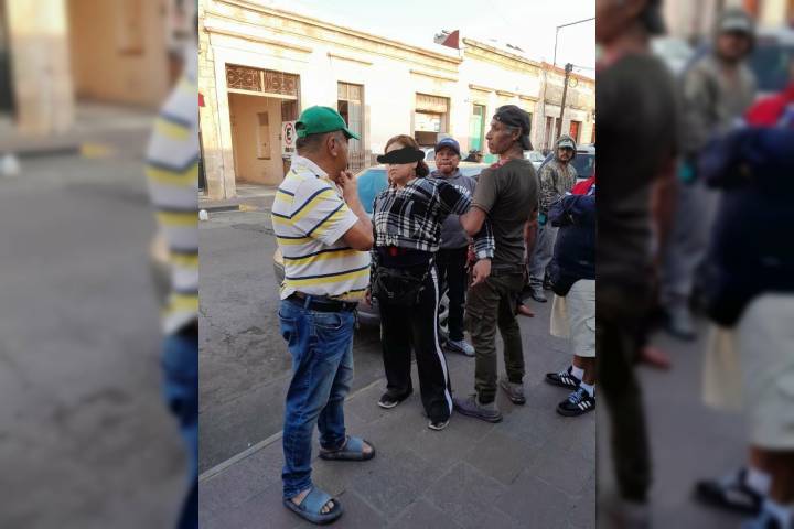 Ciudadanos atrapan a presunta ladrona de tarjetas bancarias del Bienestar en el Centro de Morelia