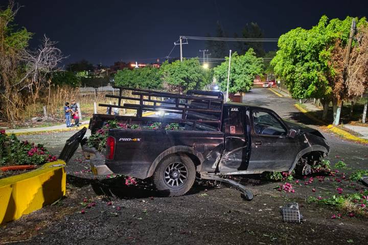 Ladrones se roban camioneta y minutos despues chocan, en Zamora