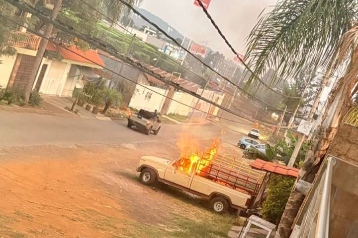 Criminales queman camioneta y realizan disparos, en la colonia Emiliano Zapata de Uruapan