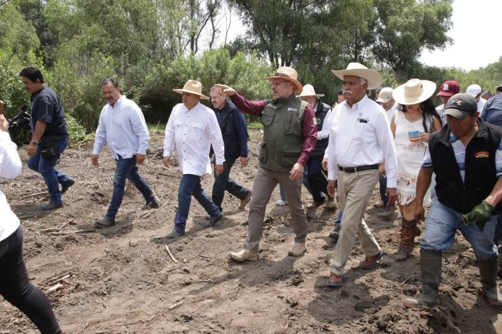 Avanza limpieza de canales en el lago de Pátzcuaro; empleos temporales devuelven su vida: Bedolla