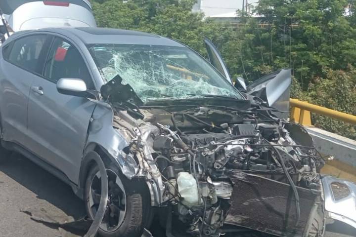 Auto choca contra pipa de agua en el Libramiento Norte de Morelia