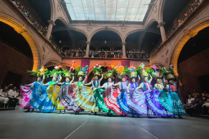 Palacio Municipal brilló con el folclor, la música y la tradición de "La Guelaguetza"