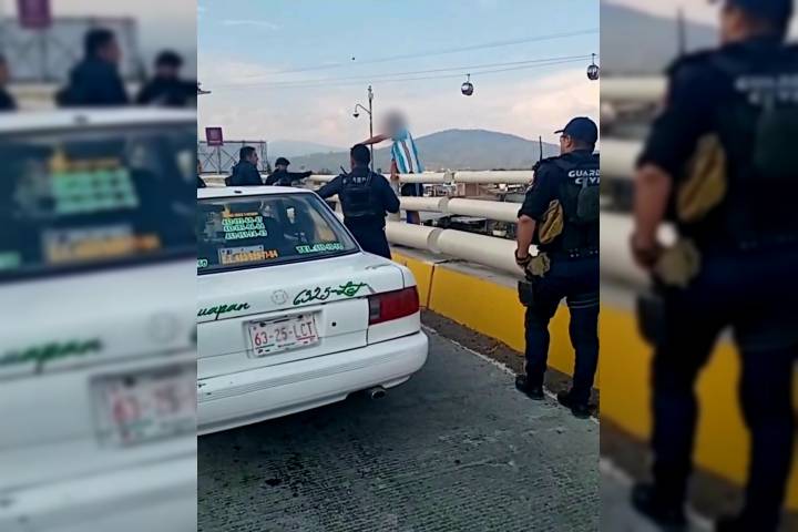 Joven amaga con arrojarse de puente en Uruapan; policías evita tragedia