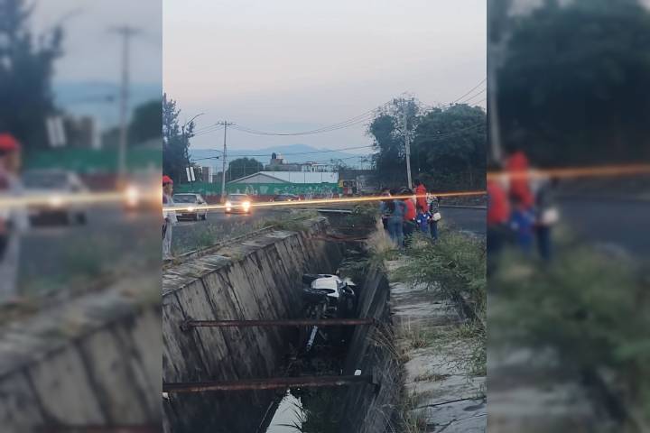Auto cae a canal pluvial en la entrada a Metrópolis II