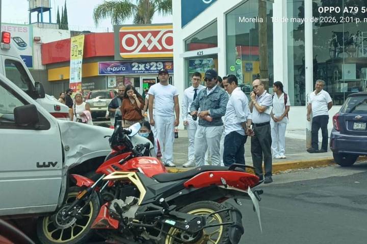 Moto y camioneta chocan en Calzada Ventura Puente; hay un herido