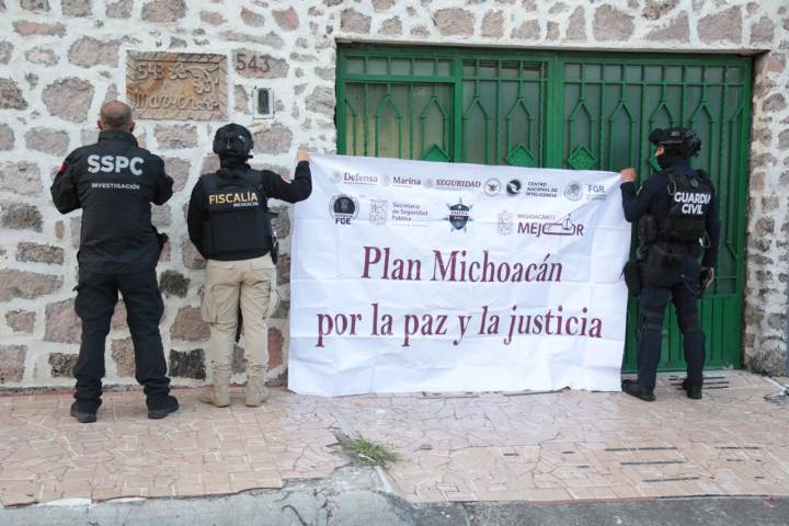 FGE despliega operativo táctico en Morelia y ejecuta un cateo; hay un detenido, droga y equipo táctico asegurado