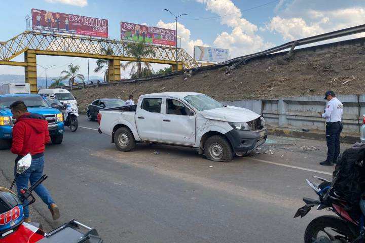 Se registra accidente de camioneta en el Libramiento Norte de Morelia