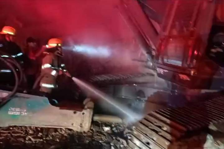 Queman dos máquinas de constructora en la autopista Siglo XXI
