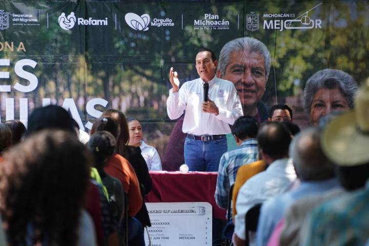 Semigrante entrega apoyos para la unión familiar en la región de Penjamillo