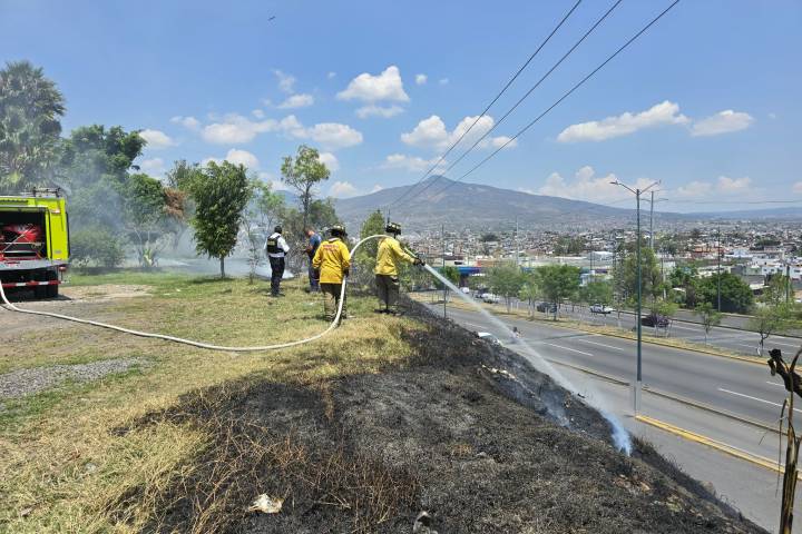 Policía Morelia y Bomberos sofocando incendio de pastizal en la Lomas del Tecnológico