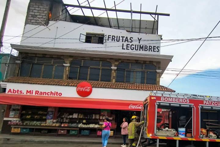 Incendio en parte alta de tienda de abarrotes moviliza a bomberos de Pátzcuaro