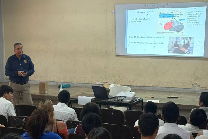 En Lázaro Cárdenas, Carlos Torres Piña instruye fortalecer acciones preventivas con estudiantes y sus familias