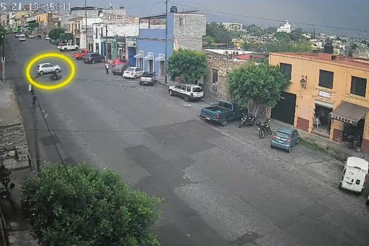 Cámara capta derrape y choque de motociclista contra auto en el Centro de Morelia