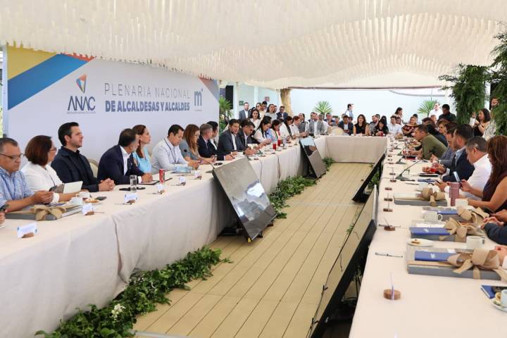 Comparte Alfonso Martínez buenas prácticas de Gobierno con alcaldes del país