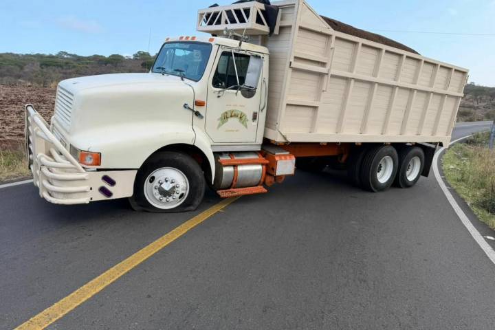 Reportan enfrentamientos armados y bloqueos carreteros en Cotija; despliegan operativo de seguridad