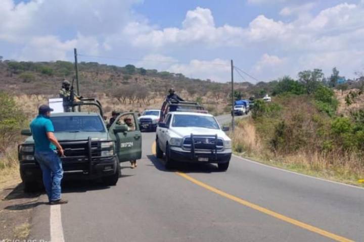 Restablece Guardia Civil libre tránsito tras bloqueo carretero en Cotija