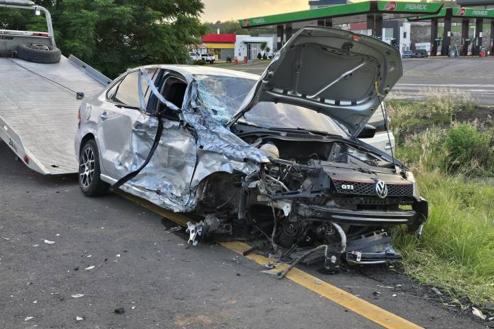 Mujer fallece en choque vehicular sobre la Morelia-Pátzcuaro; hay un herido