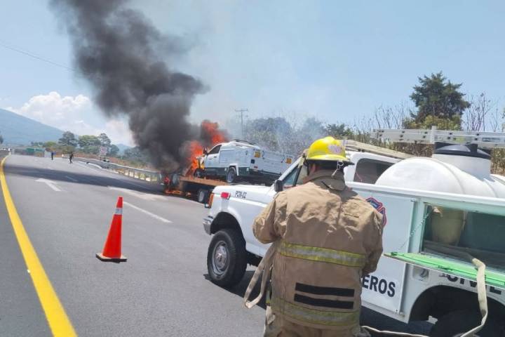 Incendio consume grúa y camioneta que remolcaba, en la autopista Siglo XXI