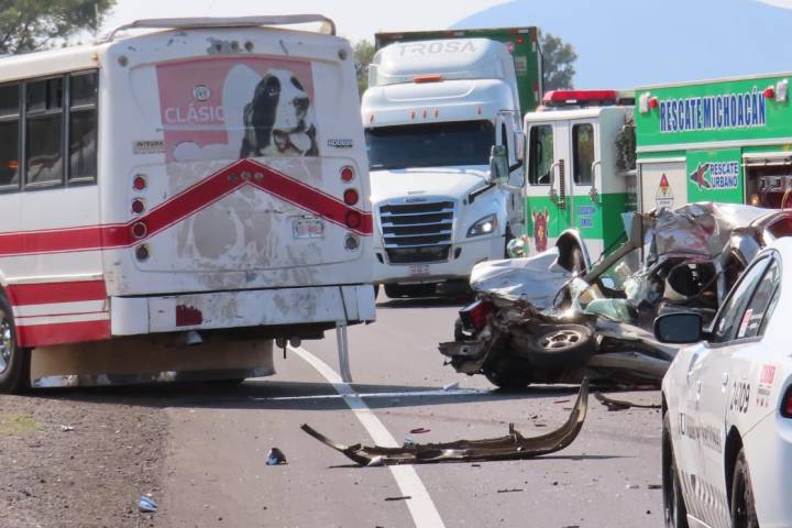 Brutal choque entre camión de pasajeros y auto, deja un muerto y 4 heridos leves en Zamora